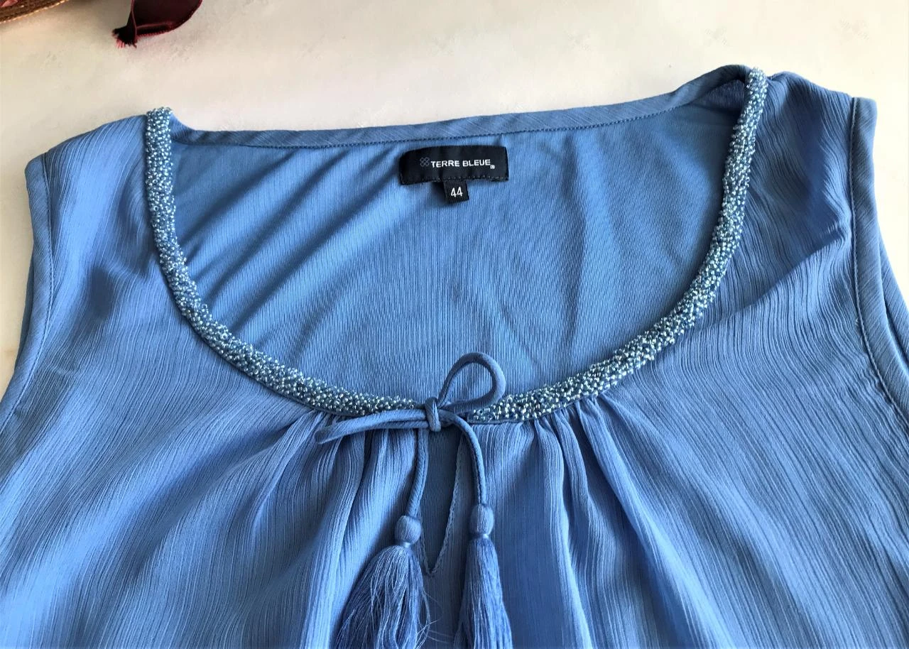 Terre Bleue M44 super mooi bloesje zonder mouwen met glitter rond de hals . – photo 4